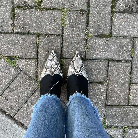 Snake Detail Sock Boot. Size US 8 - Picture 4 of 4